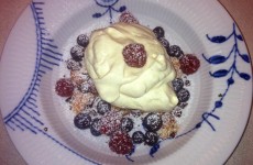 Vinterhave med makroner, bær og råcreme