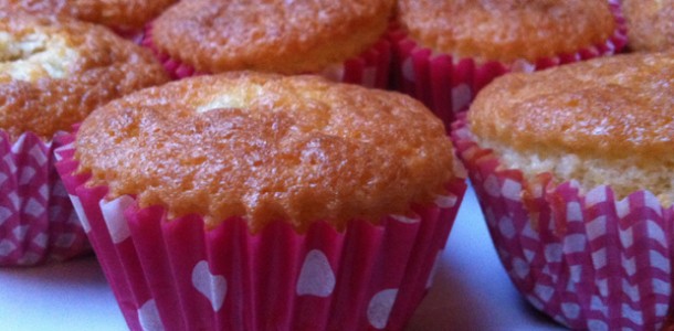 muffins med rabarber og marcipan