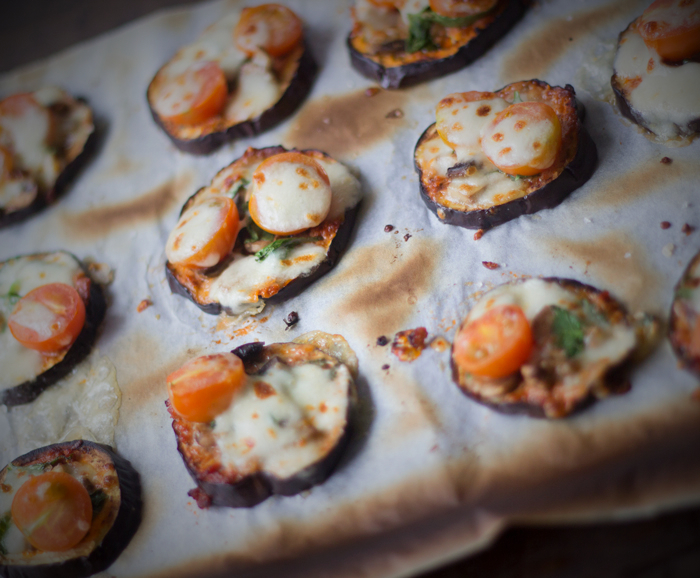 aubergine mini-pizza klar til at spise